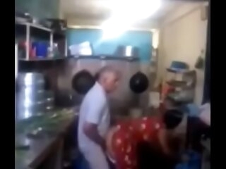 Srilankan chacha gender his crumpet in kitchen quickly
